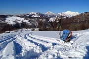 16 Percorso tracciato per salire i pratoni innevati 